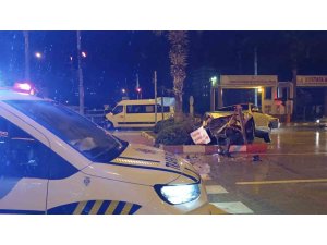 MİNİBÜS İLE OTOMOBİL ÇARPIŞTI: 4 YARALI