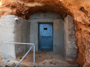 KORUMA ALTINDAKİ FALEZLERDE KAÇAK BARAKA