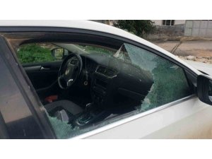 KALDIRIM TAŞIYLA CAMINI KIRDIKLARI OTOMOBİLDEN DEPREMZEDE VATANDAŞIN 100 BİN TL’SİNİ ÇALDILAR