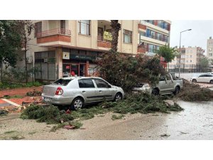 MERSİN’DE FIRTINA VE SAĞANAK HAYATI OLUMSUZ ETKİLEDİ