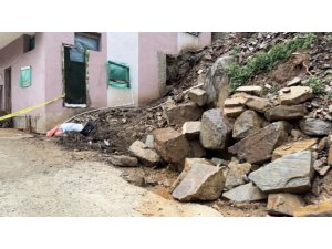 OSMANİYE’DE TOPRAK KAYMASI NEDENİYLE BİR EVDE HASAR OLUŞTU