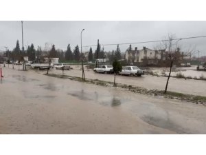 OSMANİYE’DE SERVİS ARACI MAHSUR KALDI, BİRÇOK BÖLGEDE SU TAŞKINI YAŞANDI