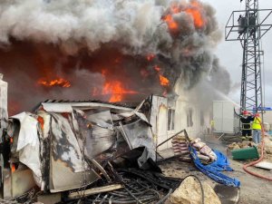 KONTEYNER YATAKHANE ALEVLERE TESLİM OLDU