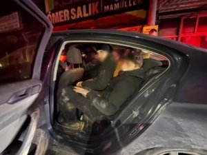 OTOMOBİLİN İÇİNDEN 10 KAÇAK GÖÇMEN ÇIKTI: 1 TUTUKLAMA