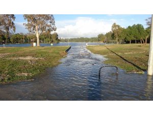 MANAVGAT’TA DEV DALGALAR TİTREYENGÖL’Ü DENİZLE BİRLEŞTİRDİ