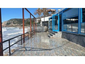 ALANYA’DA DALGALAR BALIK LOKANTASINI BASTI