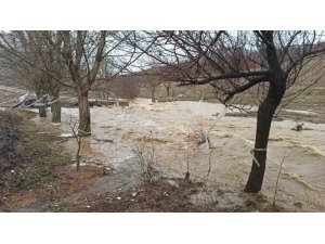 EKİNÖZÜ BELEDİYESİ’NİN YAPTIĞI YOL İLK YAĞMURDA TAŞKIN ALTINDA KALDI
