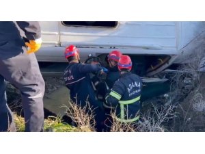 ADANA’DA ÖĞRENCİ SERVİSİ ŞARAMPOLE DEVRİLDİ: 2’Sİ AĞIR 9 YARALI