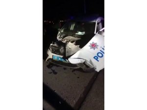ALKOLLÜ SÜRÜCÜ POLİS ARACINA ÇARPTI: 2 POLİS YARALI