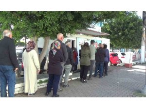 GİZEMLİ HAYIRSEVER, RAMAZAN AYI BOYUNCA GÜNLÜK 6 BİN EKMEĞİ DEPREMZEDE VATANDAŞLARA ÜCRETSİZ DAĞITACAK