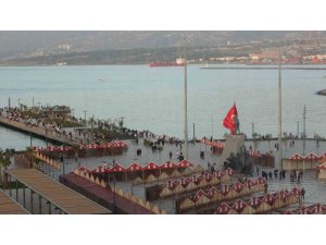 YAĞIŞLI HAVANIN SON BULMASINI FIRSAT BİLEN VATANDAŞLAR İSKENDERUN SAHİLİ’NE AKIN ETTİ