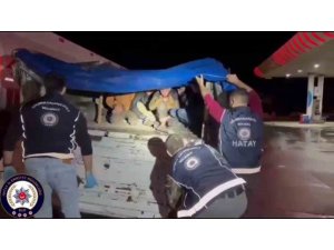 TIR DORSESİNDE BRANDA ALTINDA SAKLANAN 12 KAÇAK GÖÇMEN YAKALANDI