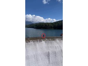 BALIK ÜRETİCİSİNİN SAVAKLARI AÇIK BARAJDA YÜREKLERİ AĞIZLARA GETİREN TEMİZLİK ÇALIŞMASI