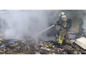 SAMANDAĞ’DA METRUK BİNA YANGINI