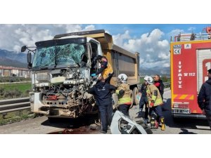 TIRLA ÇARPIŞAN KAMYONUN SÜRÜCÜSÜ YARALANDI