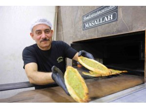 KAHRAMANMARAŞ’TA İFTAR SOFRALARININ GÖZDESİ: FISTIKLI BÖREK