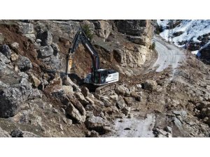 KAHRAMANMARAŞ’TA YOL AÇMA VE ONARIM ÇALIŞMALARI SÜRÜYOR