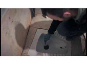 HATAY’DA TUVALET DELİĞİNDE ZULALANAN UYUŞTURUCUYU POLİS BULDU