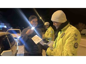 EHLİYETİNİ ZARFTAN ÇIKARMAK İÇİN 1 AY TORPİDODA TUTUP ÇEVİRMEYE GİRMEYİ BEKLEDİ