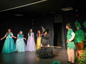 TARSUS’TA ÇOCUKLARDAN ANLAMLI TİYATRO GÖSTERİSİ