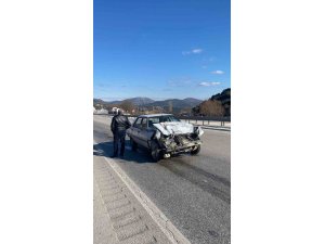 BURDUR’DA TIR İLE OTOMOBİL ÇARPIŞTI: 1 YARALI