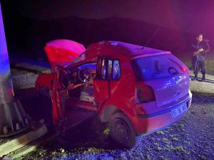 BURDUR’DA KONTROLDEN ÇIKAN OTOMOBİL LEVHAYA ÇARPTI: 1 YARALI