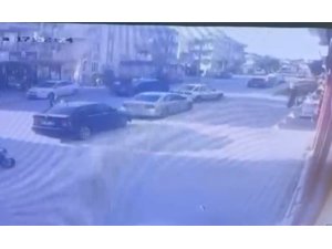 OTOMOBİLLE ÇARPIŞAN MOTOSİKLETTEKİ 2 KİŞİ METRELERCE SAVRULDU: 3 YARALI