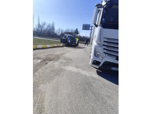 ISPARTA’DA TIR İLE OTOMOBİL ÇARPIŞTI: 2 YARALI