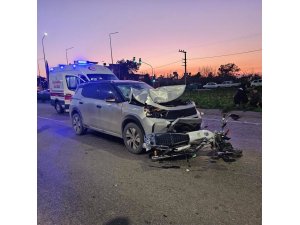 OTOMOBİLLE ÇARPIŞAN MOTOSİKLETTEKİ 2 KİŞİ YARALANDI