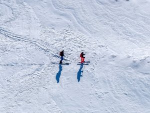 SAHİLDE DENİZ, ZİRVEDE KAYAK KEYFİ