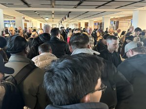 BERLİN'DE YİNE PASAPORT KUYRUĞU ÇİLESİ