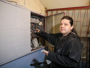 BİRİ OTİZMLİ 2 ÇOCUĞUYLA HAYATA TUTUNMAYA ÇALIŞIYOR