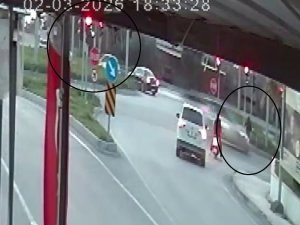 IŞIK İHLALİ YAPAN MOTOSİKLET OTOMOBİLLE ÇARPIŞTI: 2 YARALI
