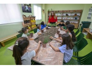 MERSİN’DE MİNİKLER DOĞA ATÖLYESİNDE TOPRAKLA BULUŞUYOR