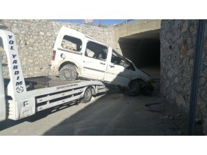 ISPARTA’DA KONTROLDEN ÇIKAN ARAÇ KÖPRÜDEN UÇTU: 1’İ AĞIR 3 YARALI