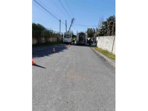 DÖRTYOL’DA ÖĞRENCİ SERVİSİ ELEKTRİK DİREĞİNE ÇARPTI: 4 YARALI