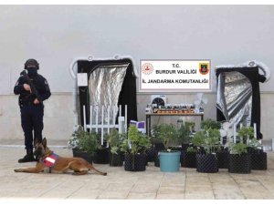 BURDUR’DA EVİ UYUŞTURUCU İMALATHANESİNE ÇEVİREN ŞÜPHELİ TUTUKLANDI