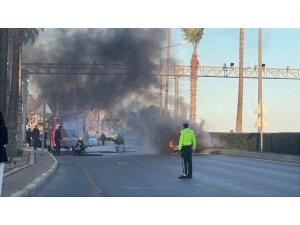 SEYİR HALİNDEKİ OTOMOBİL ALEV ALEV YANDI: 2 KİŞİ SON ANDA KURTULDU