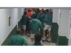 MAÇ ÖNCESİ ORTALIK KARIŞTI: FUTBOLCULAR KRAMPONLARLA DARBEDİLDİ