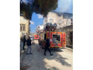 MUT’TA BİR EVİN ÇATI KATINDA ÇIKAN YANGIN KORKUTTU