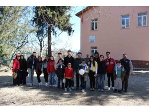 ÜNİVERSİTE ÖĞRENCİLERİ KÖY OKULUNU YENİLEDİ