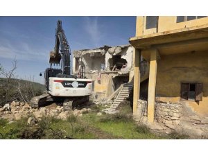 AKDENİZ’DE METRUK BİNALAR BİR BİR YIKILIYOR