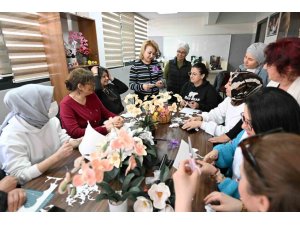 MERSİN’DE KADINLAR YAPAY ÇİÇEK KURSUYLA ÜRETİP KAZANIYOR