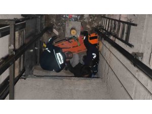 ARIZALANAN ASANSÖRÜ KONTROL ETMEK İSTERKEN ASANSÖR BOŞLUĞUNA DÜŞTÜ