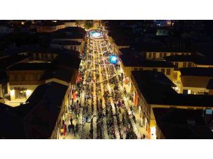 DEPREMDE YERLE BİR OLAN KEMALPAŞA CADDESİ İFTAR SOFRASIYLA YENİDEN HAYAT BULDU