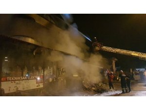 ELEKTRİK MALZEMESİ SATAN İŞ YERİNDEKİ YANGIN MAHALLELİYİ SOKAĞA DÖKTÜ