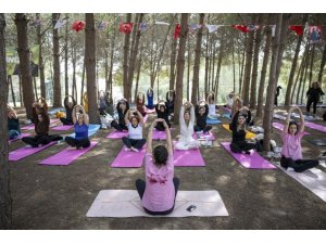 MERSİN’DE KADINLAR DOĞADA YOGA VE SANATLA BULUŞTU