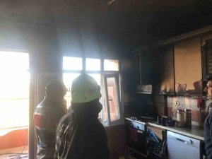 SAMANDAĞ’DA EVİN MUTFAĞINDAN ALEVLER YÜKSELDİ