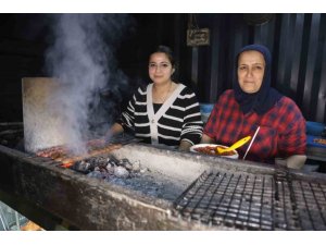 GARSON OLARAK GİRDİĞİ İŞ YERİNDE KEBAPÇILIĞI ÖĞRENEN ZEYNEP, DEPREMİN ARDINDAN AÇTIKLARI İŞ YERİNDE IZGARA BAŞINDA MESAİ YAPIYOR