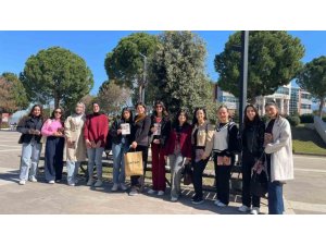 OSMANİYE’DE ÖĞRENCİLER KADINLAR GÜNÜ’NDE GÜL ŞEKLİNDE MUM DAĞITTI